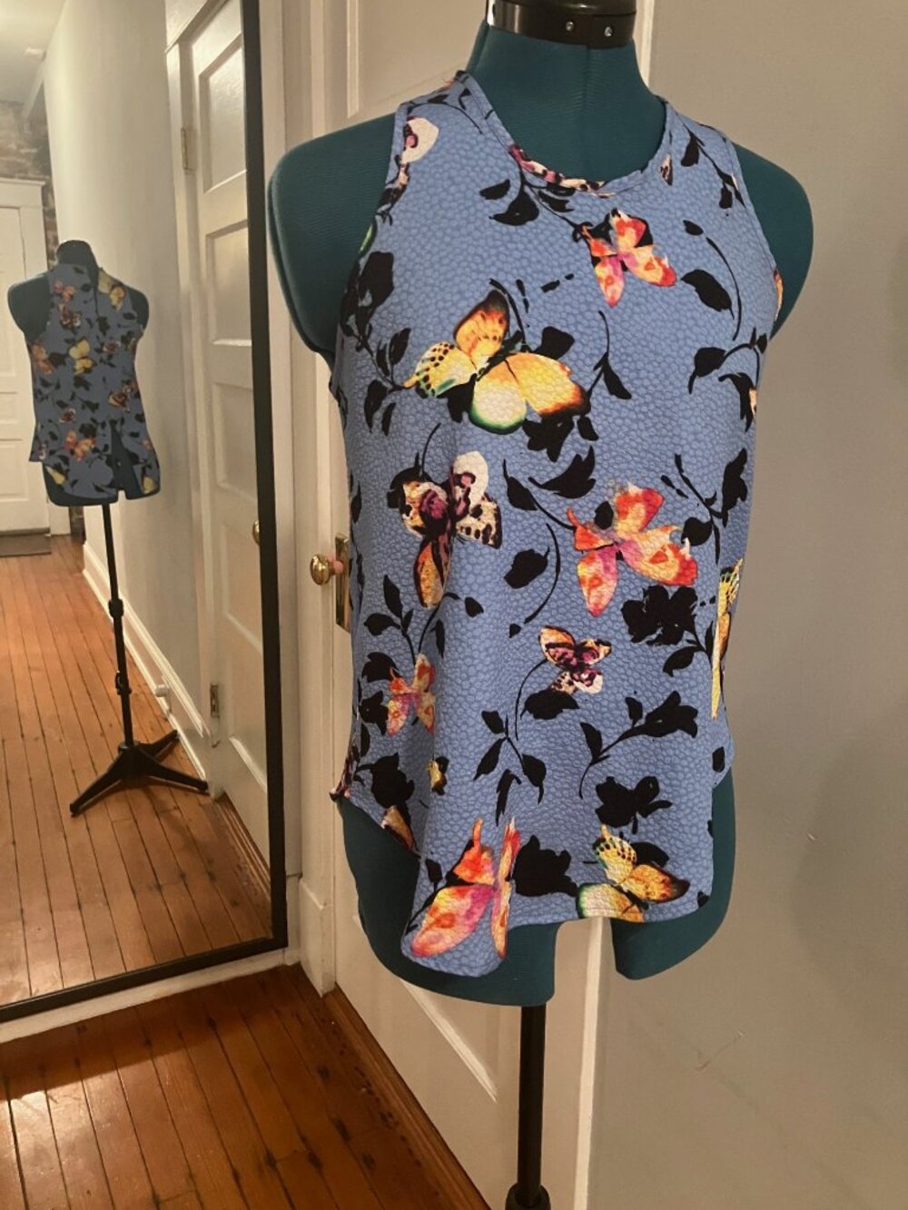 Sleeveless, lightweight , pull-over top
